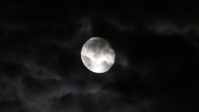 闇夜の満月
